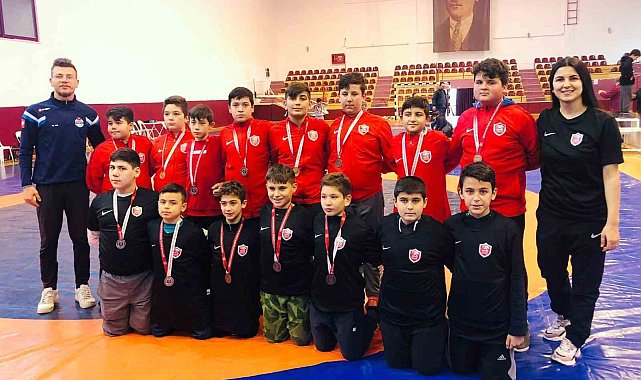 Kepezli güreşçiler madalyaları topladı