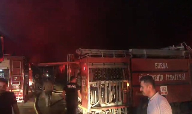 Kereste deposu alev alev yandı