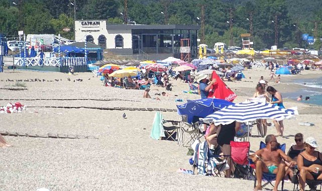 Kırklareli'de sıcaktan bunalan vatandaşlar soluğu denizde aldı