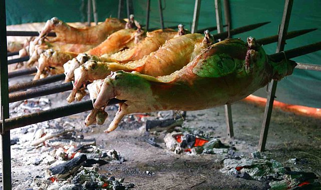Kırkpınar'ın geleneksel lezzeti kuzu çevirme Sarayiçi'ndeki yerini aldı