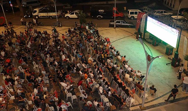 Koçarlılılar çeyrek final heyecanını dev ekranda hep birlikte yaşadı