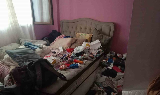 Koku nedeniyle ceset var sandılar "çöp ev" çıktı