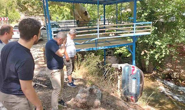 Komşularının cenaze namazına giden baba oğul dereye uçan araçta yaralandı