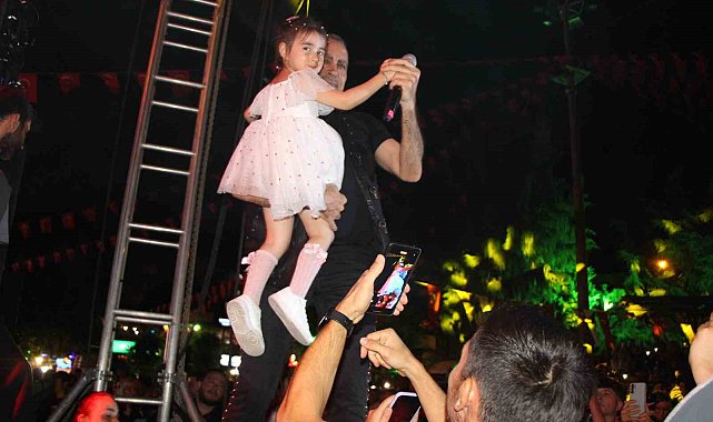 Konserde Netanyahu'ya tepki gösteren Haluk Levent, Filistinli çocuklar için şiir okudu