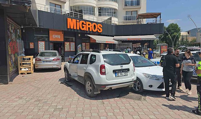 Kontrolden çıkan araç Migros'a girdi