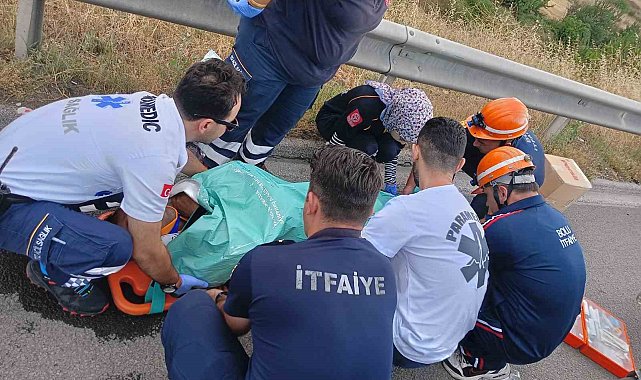 Kontrolden çıkan kamyonet otoyolda devrildi