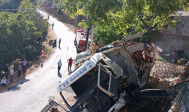 Kontrolden çıkan limon yüklü kamyon duvara çarptı: 1 yaralı