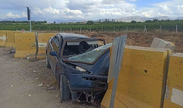 Kontrolden çıkan otomobil bariyerlere çarptı: 4 yaralı