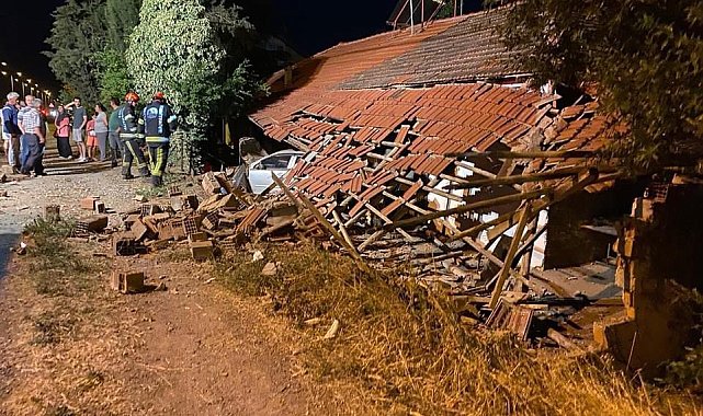 Kontrolden çıkan otomobil eve girdi; 2 yaralı