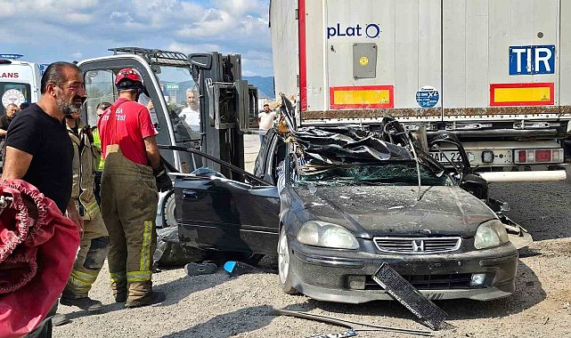 Kontrolden çıkan otomobil tırın altına girdi: 2 ölü