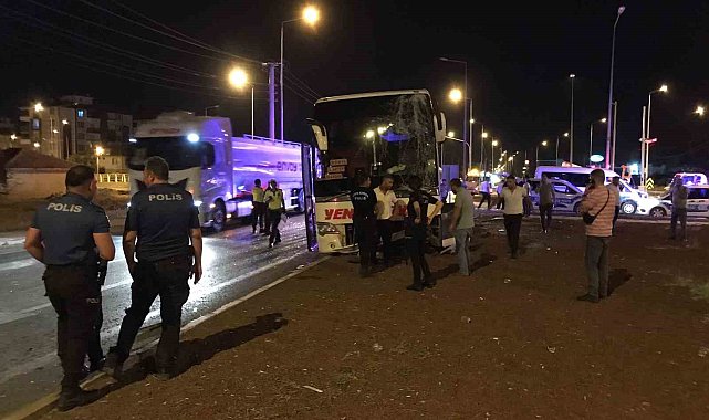 Konya'da 2 yolcu otobüsünün karıştığı kaza kimsenin burnu kanamadan atlatıldı