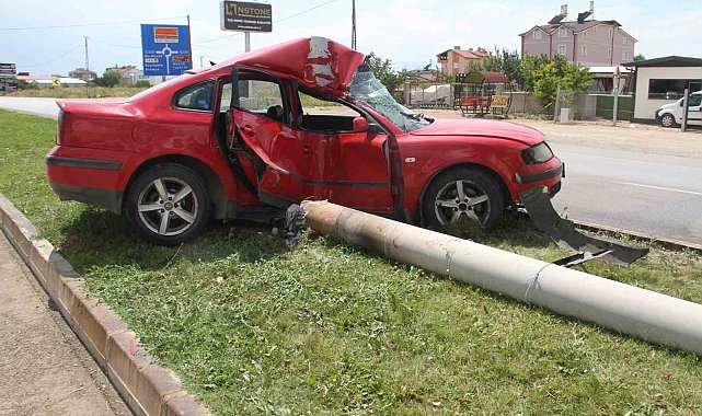 Konya'da otomobil aydınlatma direğine çarptı: 2 yaralı