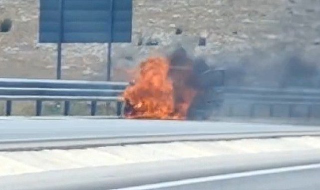 Konya'da seyir halindeki otomobil alev topuna döndü