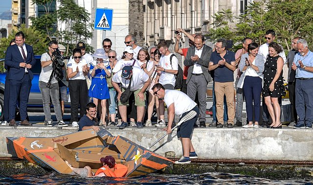 Körfezde karton tekne yarışı renkli görüntülere sahne oldu