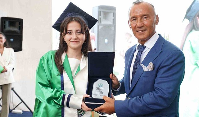 KOSTÜ fakülte bazında ilk mezunlarını verirken, gençler son dersini Mütevelli Heyet Başkanı Emiroğlu'dan aldı