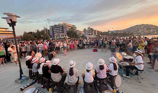 Köy çocukları tatilde binlerce turiste konser verdi