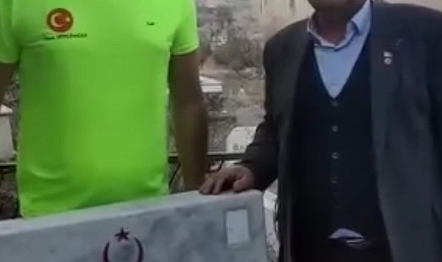Köy köy gezdi: Şehit kabirlerinin başında İstiklal Marşı'nı okudu