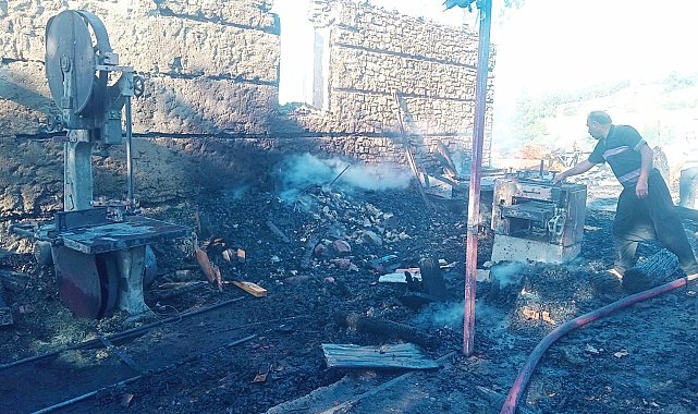 Kozan'da çıkan yangında ev, buğday deposu ve iş yeri kullanılamaz hale geldi