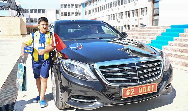 Küçük çocuk istedi, vali makam aracını ona tahsis etti