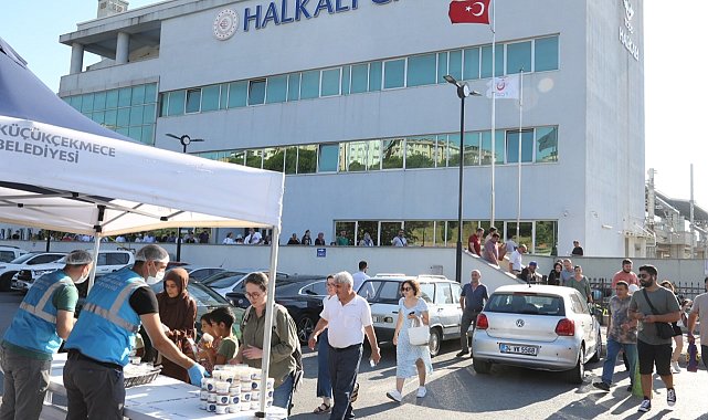 Küçükçekmece Belediye Başkanı Kemal Çebi vatandaşlara aşure ikramında bulundu