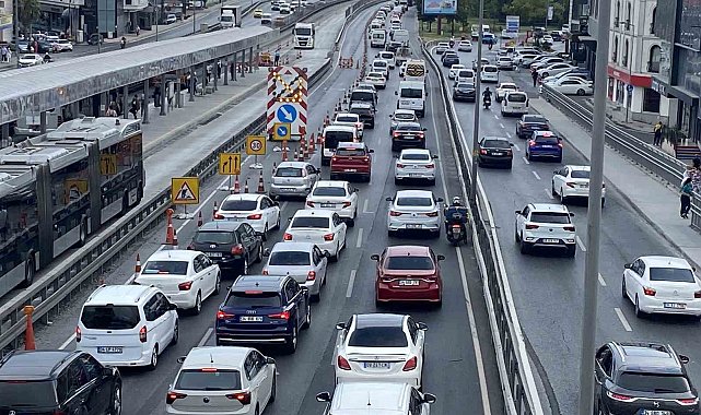 Küçükçekmece'de İBB'nin yol çalışması trafik çilesine döndü