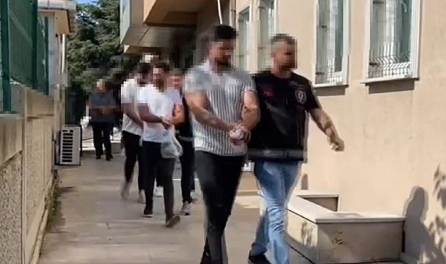 Küçükçekmece'de iki grup arasında çıkan çatışmada gözaltına alınan 18 kişi adliyeye sevk edildi