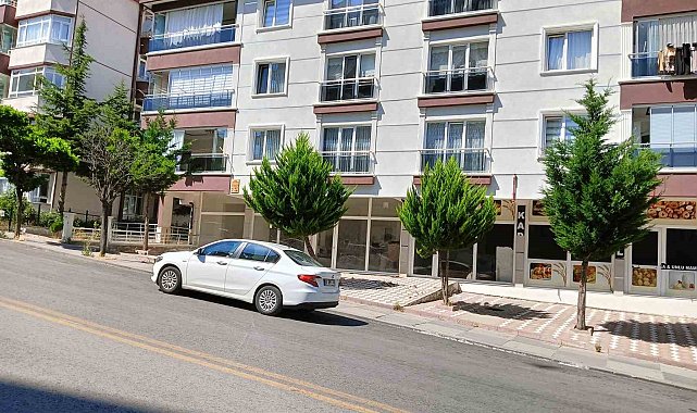 Küfür etmemeleri için uyardığı kişiler evini kurşunlayıp taş yağmuruna tuttu