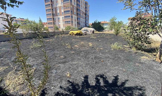 Kulu'da kuru ot yangını bahçedeki malzemelere zarar verdi