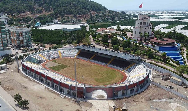 Kumluca Atatürk Stadyumu'nda son rötuşlar yapılıyor