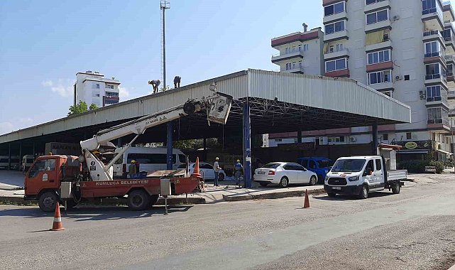 Kumluca'da eski halk pazarı yıkılıyor