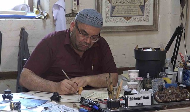 Kur'an-ı Kerim aşkını eserlerine yansıtıyor