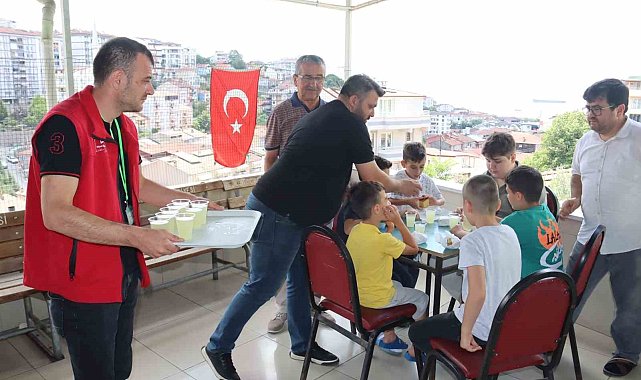 Kur'an kursuna başlayan çocuklara kek ve limonata ikramı