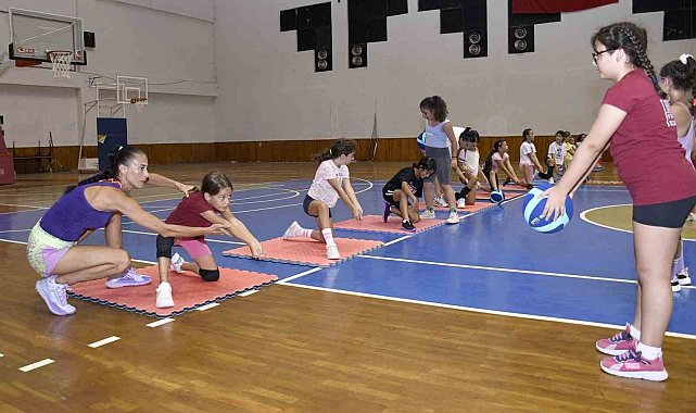 Kuşadası'nda çocuklar yaz spor okuluyla tatili keyifli geçiriyor