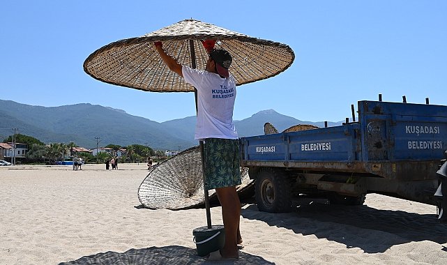 Kuşadası'nda ücretsiz şezlong ve şemsiye uygulaması devam ediyor