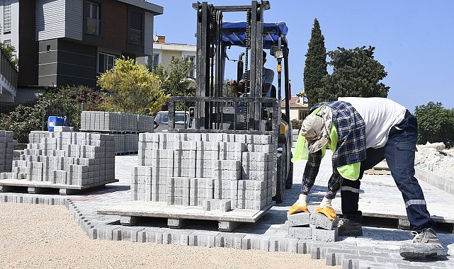 Kuşadası'nda yol yapım çalışmaları sürüyor