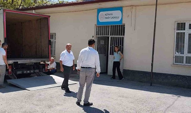 Kütahya İnköy İlkokulunda öğrenci sıralarının bakımı yapıldı