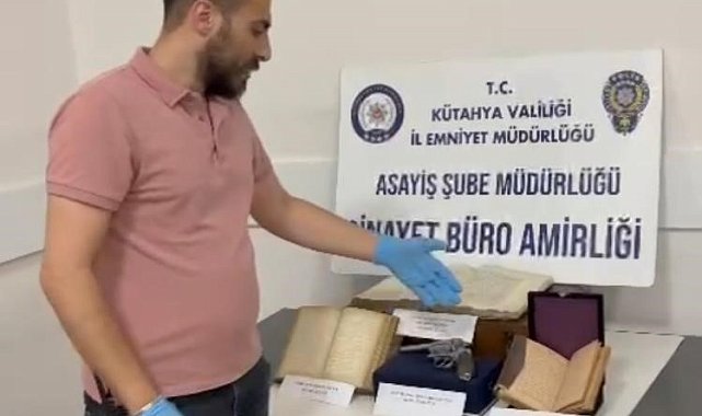Kütahya'da 2 antika Kur'an-ı Kerim ve antika tabanca ele geçirildi