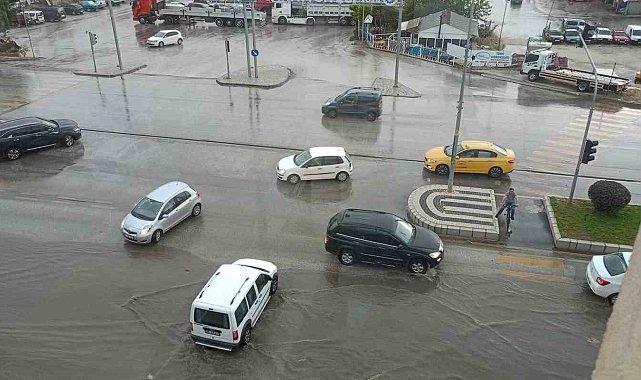 Kuvvetli sağanak yağış Bozüyük'te etkisini gösterdi