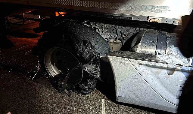Lastiği patlayan tırın deposu hasar gördü, yola yakıt döküldü