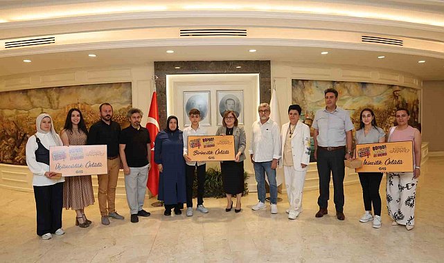 Liseler arası 80'ler 90'lar Nostalji Ses Yarışmasının ödülleri Şahin tarafından verildi