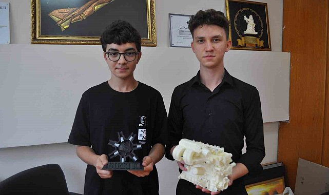 Liseli öğrenciler eğitimlerde gösterilmesi amacıyla motor prototipleri yaptı