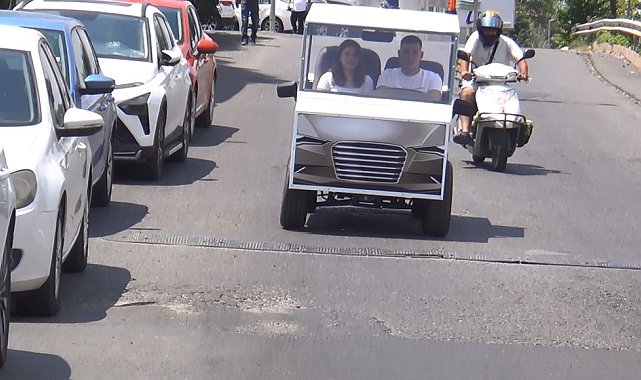 Liseliler hurda malzemeden akülü araba yaptı