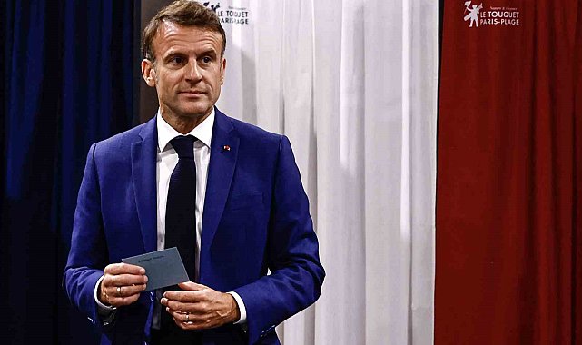 Macron: "Aşırı sağa tek bir oy bile verilmemeli"