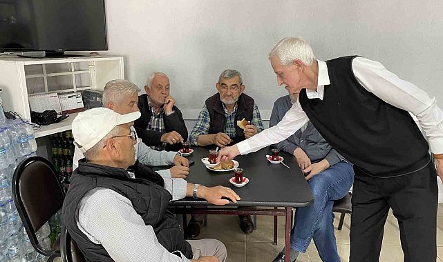 Mahalle kahvehanesini yarım asırdır takım elbisesi ile işletiyor