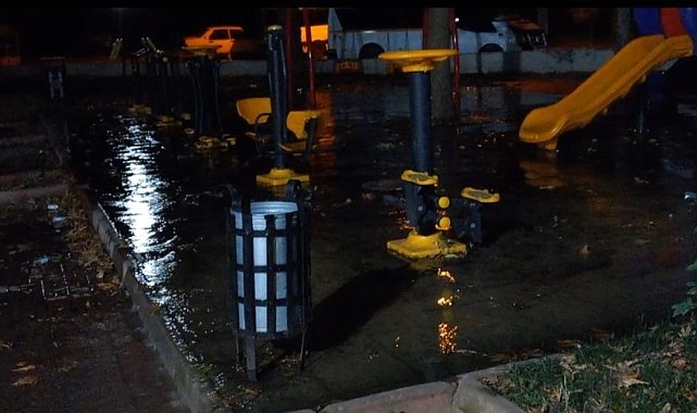Malatya'da çocuk parkında patlayan su borusu yapılmayınca vatandaş çileden çıktı