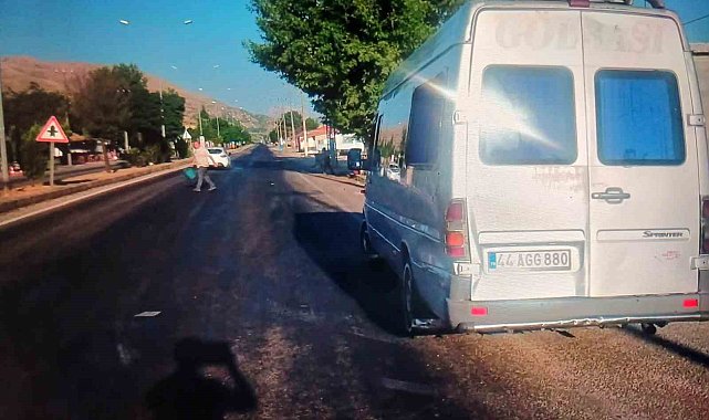 Malatya'da tır ile minibüs çarpıştı, 3 yaralı