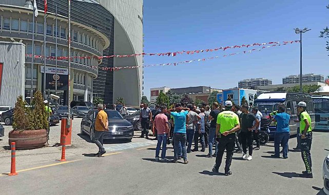 Malatyalı minibüsçüler zam talebi ile belediye önünde kontak kapattı