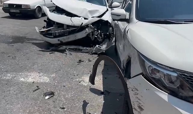 Manavgat'ta iki otomobil çarpıştı: 1 yaralı