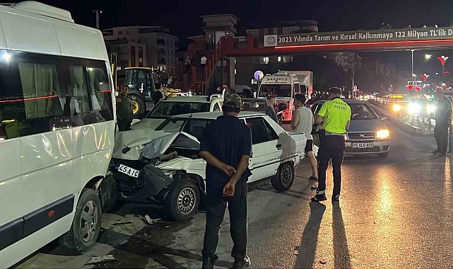 Manisa'da 4 araçlı zincirleme trafik kazası: 9 yaralı