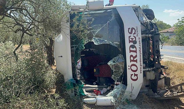 Manisa'da kamyonet otobüsle çarpıştı: 10 yaralı